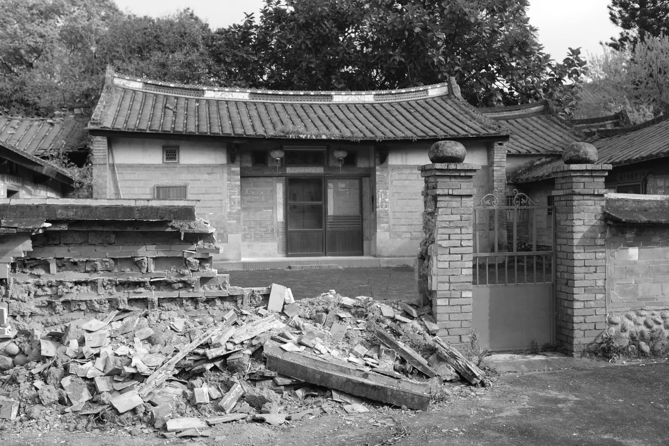 桃園百年祠堂坍塌與磚瓦堆，365 Project July 5