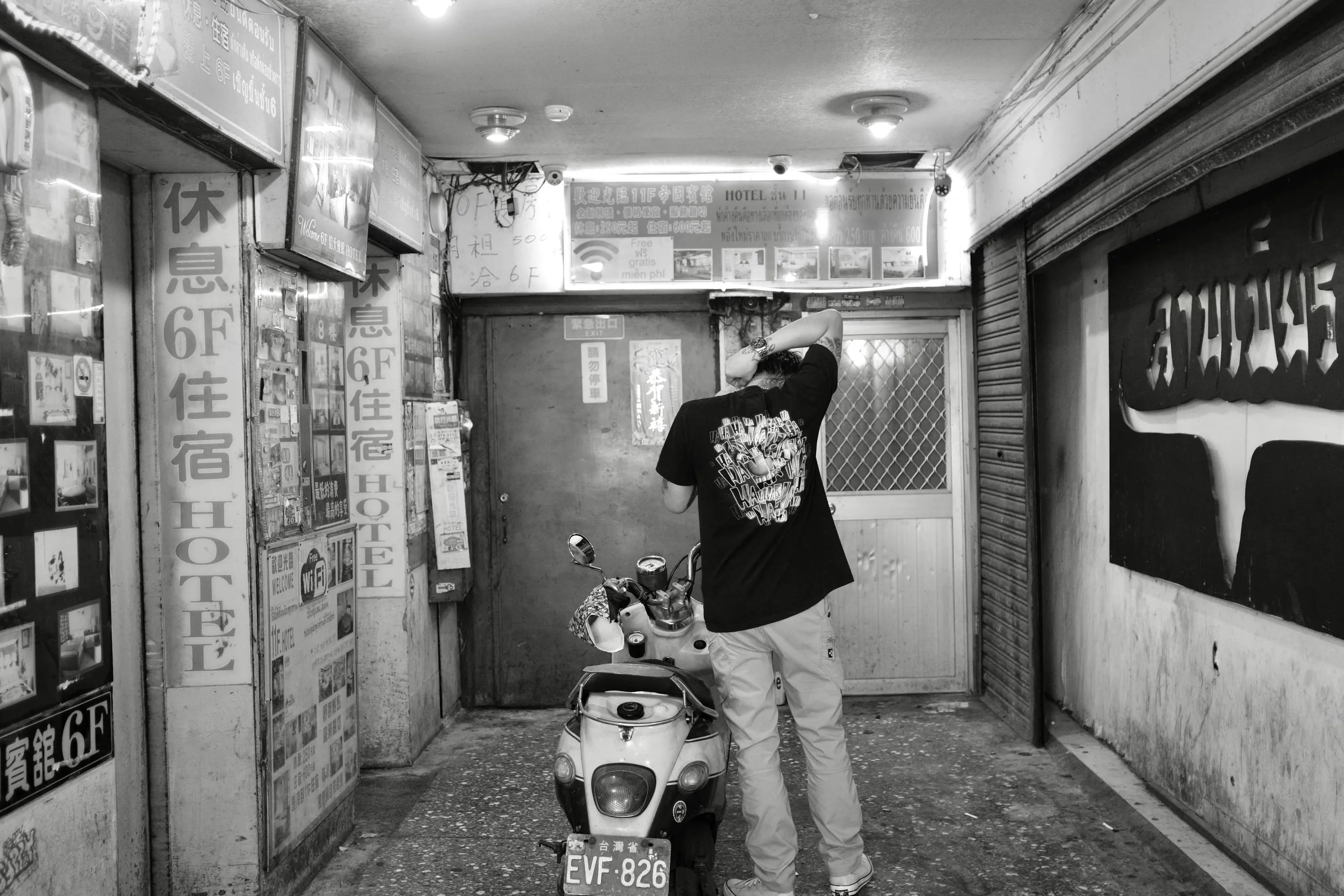 旅館入口前男子站在機車旁，365 Project September 16