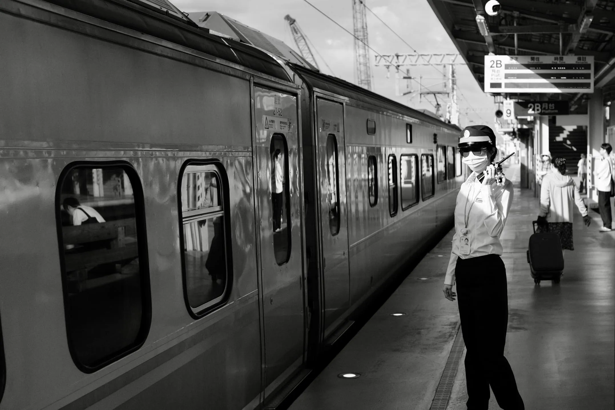 火車月台上列車旁站務人員拿著對講機，旅客拖著行李走過，365 Project September 17