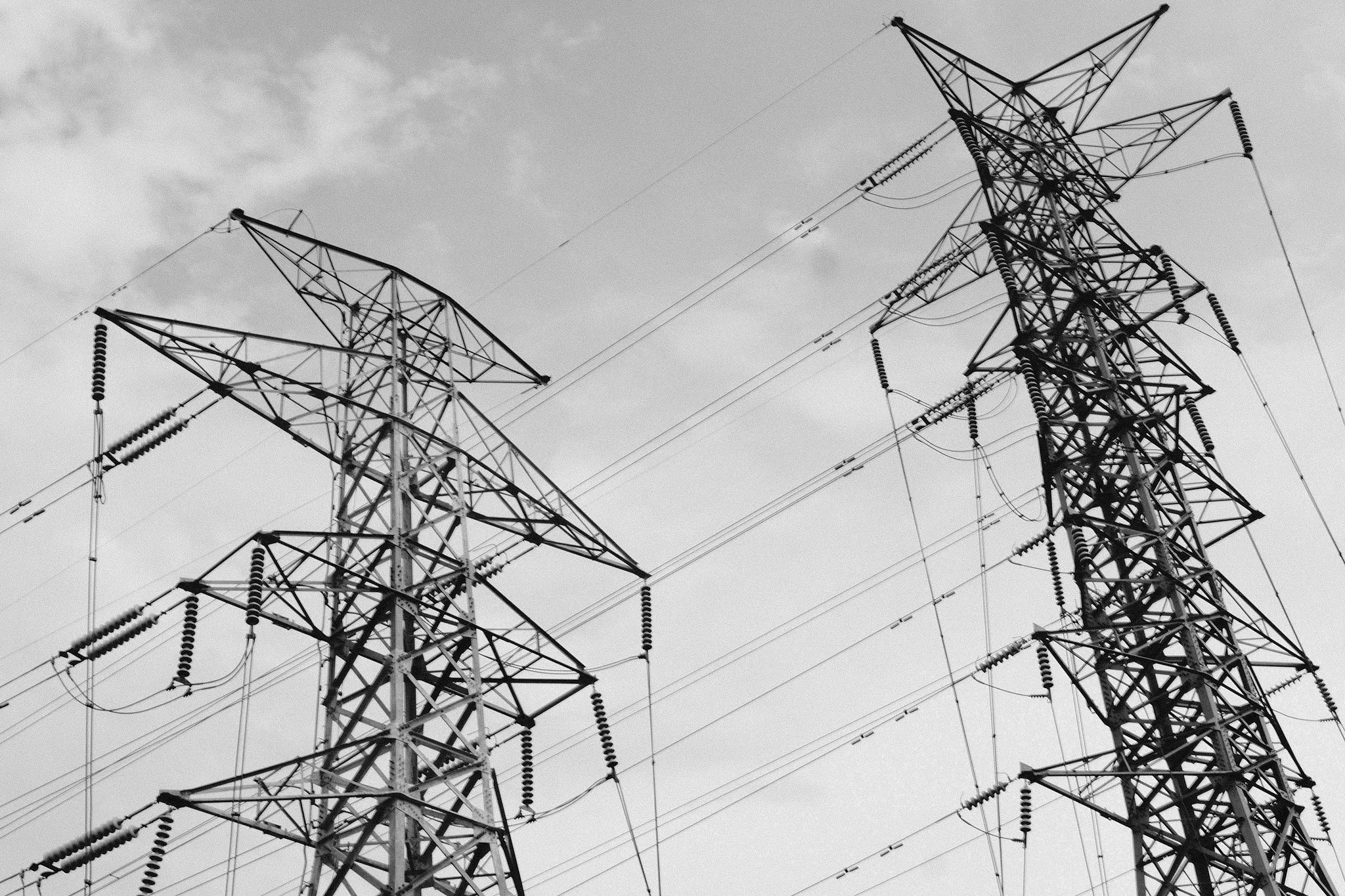 陰雲天空下兩座輸電鐵塔與多層電線交錯延伸，絕緣礙子沿鋼架排列，365 Project September 28